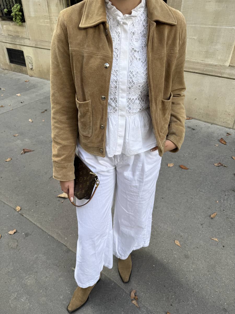 Outfit mit Wildlederjacke und weiter weißer Hose