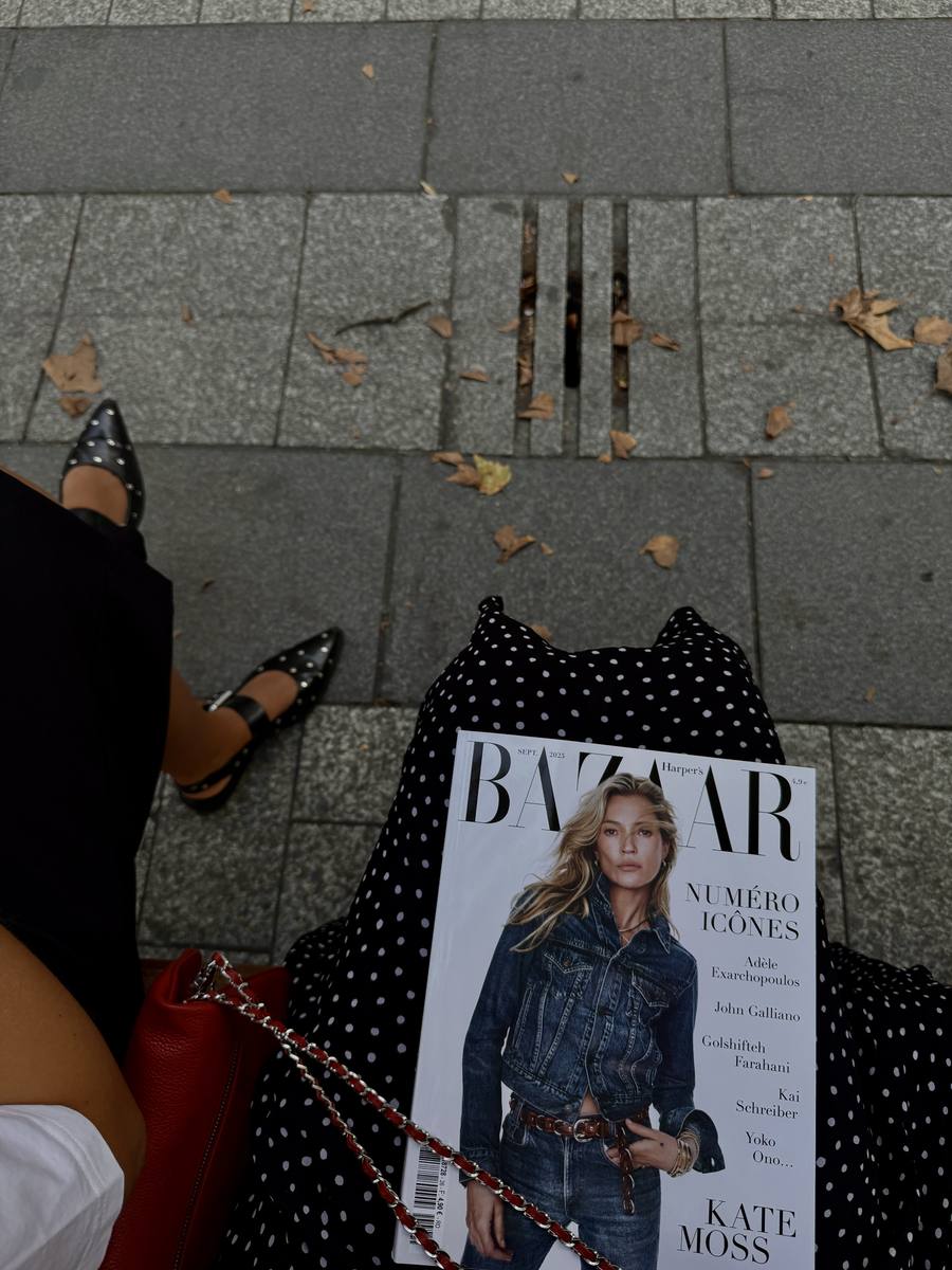 Modemagazin und Accessoires von oben fotografiert
